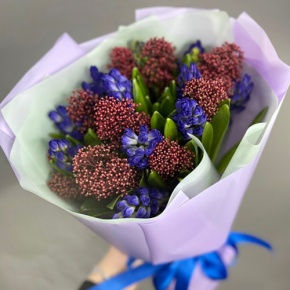 Букет "Твой яркий день" из гиацинтов и скиммии в Егорьевске