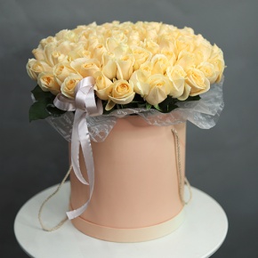 Композиция в шляпной коробке из 101 кремовой розы в Егорьевске