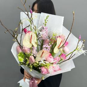 Авторский букет с антуриумами, ранункулюсами и цветущими ветками магнолии в Егорьевске