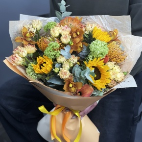 Букет "Сочиняй мечты" из подсолнухов, лейко, вибирнума, орхидей, калл, кустовых роз и талинума в Егорьевске