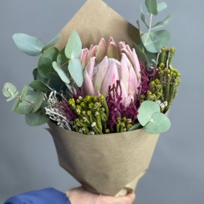 Букет "Капс" из протей и эвкалипта в Егорьевске