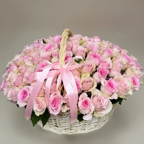 Композиция в корзине из 101 кенийской розы нежный микс (40 см) в Егорьевске