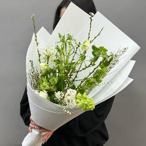 Белый букет с сиренью, ранункулюсами и тюльпанами в Егорьевске