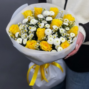 Букет "Синди" из лимонных роз, ромашек и хризантем сантини в Егорьевске