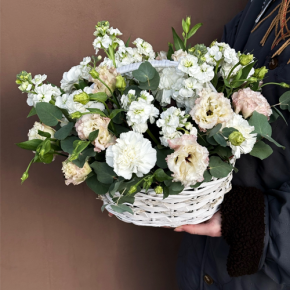 Композиция в корзине "Фея" из маттиол, диантусов, эустом и эвкалипта в Егорьевске