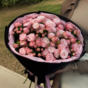 Букет из кустовых роз Бомбастик и гиперикума (50 см) в Егорьевске