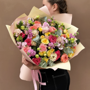 Букет "Яркая птичка" из пионовидных роз Риджертс Парк, маттиол, диантусов и эустом в Егорьевске