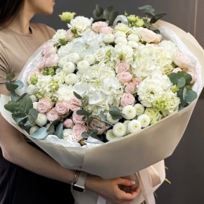 Букет "Пастелла" из кустовых пионовидных роз, Голландской Гортензии, эустомы, хризантемы Ньютон и эвкалипта в Егорьевске