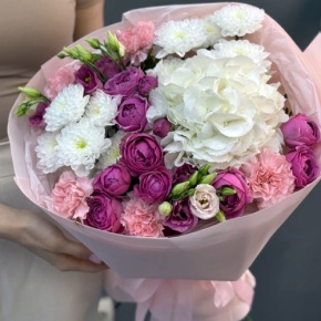 Букет "Вуаль" из хризантемы, кустовых пионовидных роз Мисти Баблз, диантусов, Голландской гортензии и эустом в Егорьевске