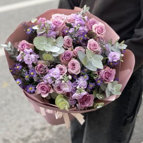 Букет "Хрустальный" из роз, астера и ароматных маттиол в Егорьевске