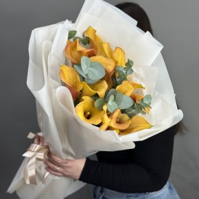 Букет из 17 оранжевых калл с эвкалиптом в Егорьевске