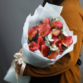 Букет из 17 нежных калл с эвкалиптом в Егорьевске