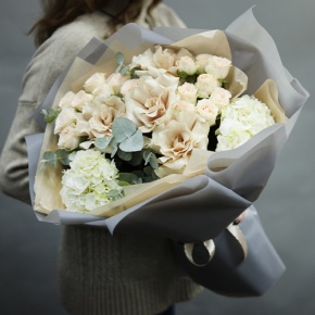 Букет "Вайб" из роз Эквадор Квиксенд, гортензии и кустовых роз в Егорьевске
