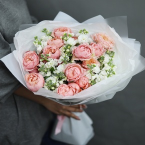 Букет "Наоми" из кустовых пионовидных роз Джульетта и ароматных маттиол в Егорьевске