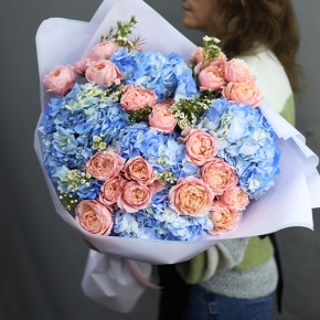 Букет "Тону в твоих глазах" из кустовых пионовидных роз Джульетта, хамелациума и гортензий в Егорьевске