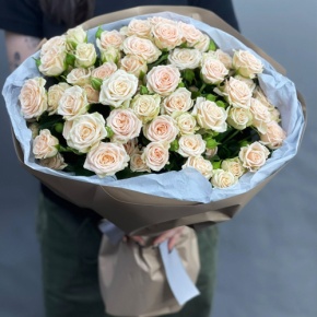 Нежный букет из 17 кремовых кустовых роз (60 см) в Егорьевске
