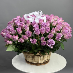 Композиция в корзине из 131 кенийской розы (40 см) в Егорьевске