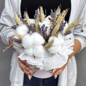 Композиция в шляпной коробке из хлопка, лаванды и пшеницы (Сухоцвет) в Егорьевске