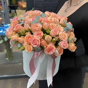 Композиция из кустовых роз в шляпной коробке " Персиковый мусс" в Егорьевске