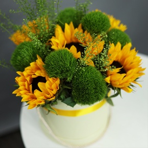 Композиция в шляпной коробке из подсолнухов и диантусов люкс в Егорьевске