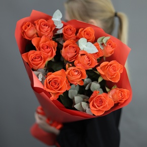 Букет из 15 морковных роз с эвкалиптом (70 см) в Егорьевске