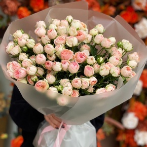 Букет из 35 нежных кустовых роз (40 см) в Егорьевске