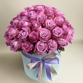 Композиция в шляпной коробке из 51 розы Меритим в Егорьевске