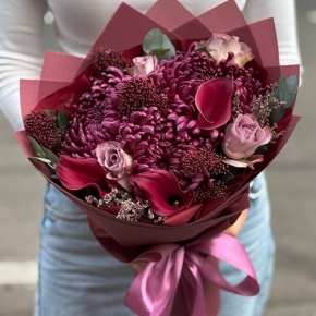 Букет "Импульс" из скиммии, калл, роз и хризантем Бигоуди в Егорьевске