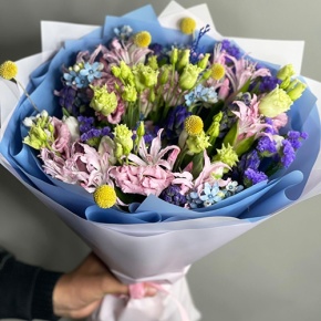 Букет "Загадка вечности" из гиацинтов, нерине, тюльпанов и оксипеталума в Егорьевске