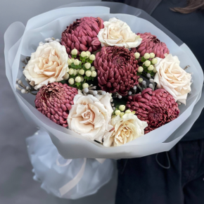 Букет "Всё что тебе касается" из хризантем Бигоуди, роз Эквадор Квиксенд и гиперикума в Егорьевске