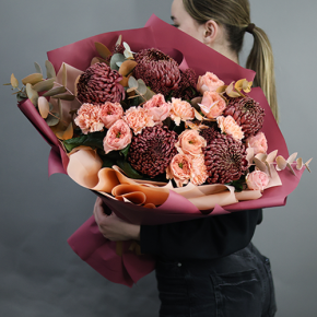 Букет "Осенний блюз" из хризантем Бигоуди, диантусов, скиммии и роз Риджентс парк  в Егорьевске