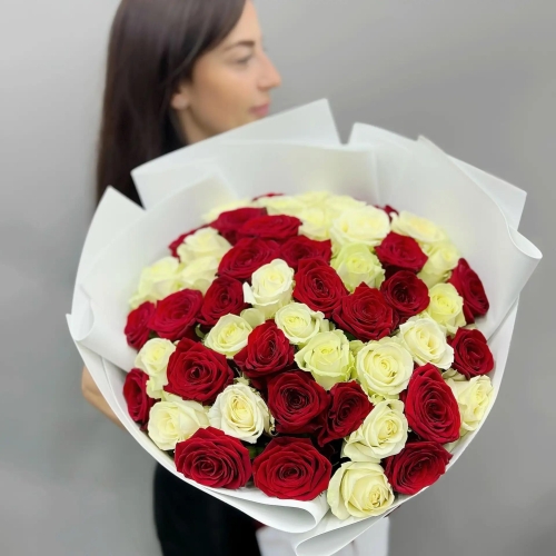 Букет из 51 красно-белой розы 70 см в Егорьевске