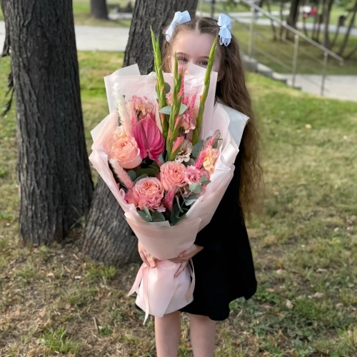Букет на 1 сентября с гладиолусами, розами и антуриумом в Егорьевске