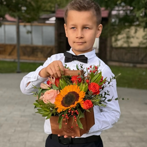 Деревянный ящик с подсолнухом, розами и калиной в Егорьевске