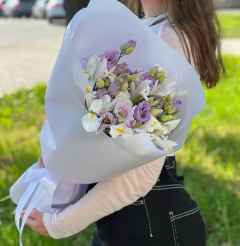 Букет "Вива ла дива" из эустом и ирисов в Егорьевске
