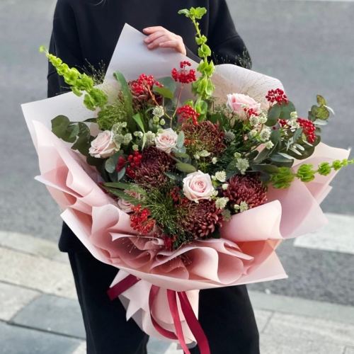 Букет "Вернисаж" из калины, хризантем Бигоуди, молюцеллы, паникума, роз и астранции в Егорьевске