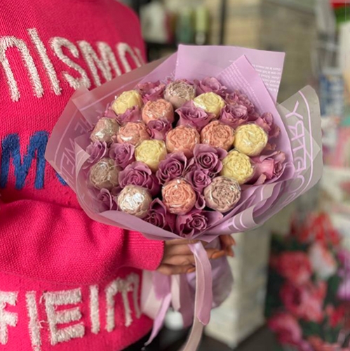 Букет из роз и шоколадных пионов в Егорьевске