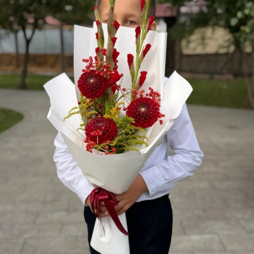 Букет на 1 сентября с красными гладиолусами, георгинами и калиной в Егорьевске