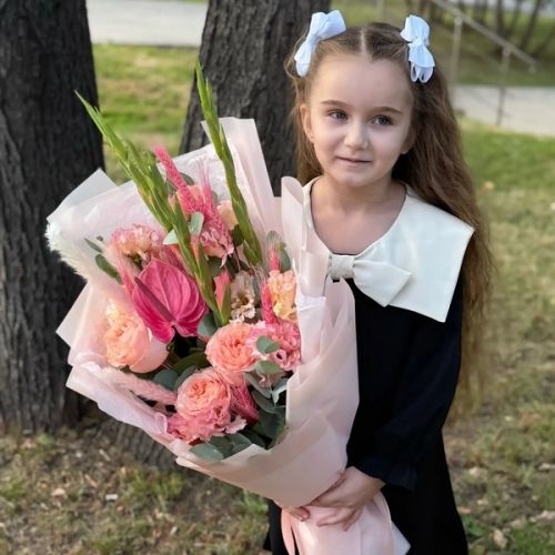 Букет на 1 сентября с гладиолусами, розами и антуриумом в Егорьевске