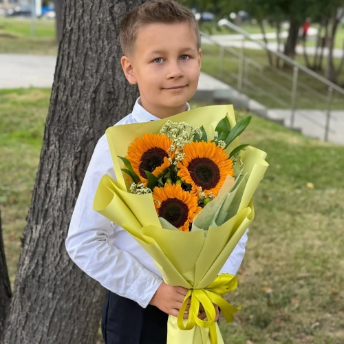 Букет на 1 сентября из 3 подсолнухов и лимониума в Егорьевске