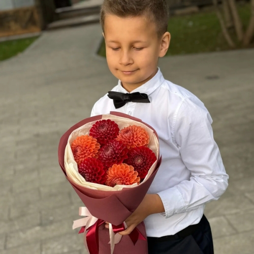 Букет из 7 сезонных георгин в Егорьевске