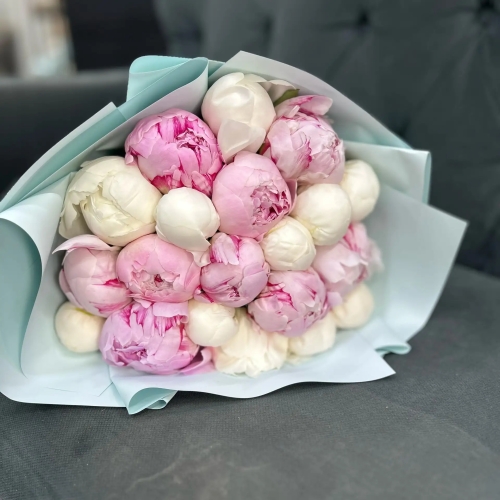 Микс из 19 бело-розовых пионов в Егорьевске