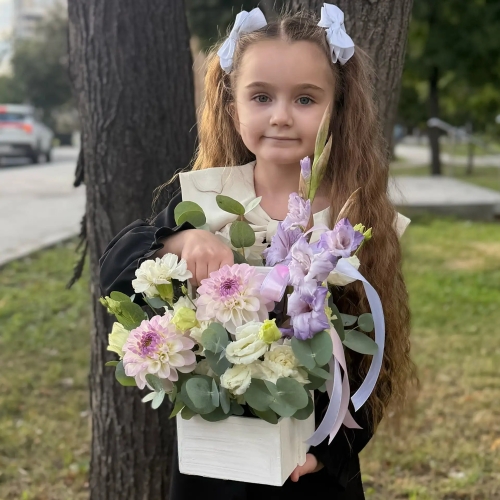 Композиция с георгинами на 1 сентября в белом ящике в Егорьевске