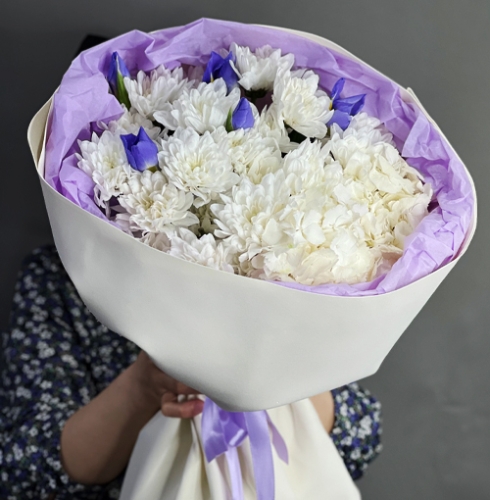 Букет "Грация" из ирисов, гортензии и кустовых хризантем в Егорьевске