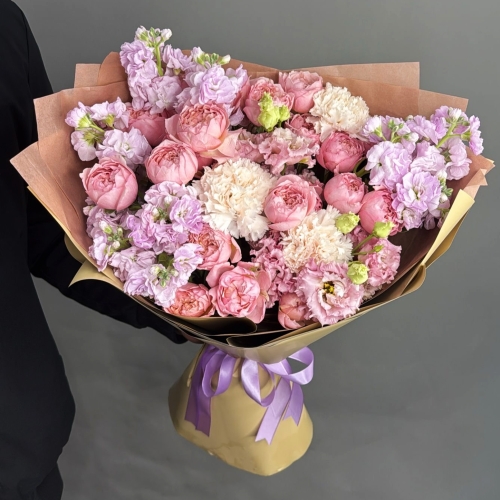 Букет "Амели" из ароматных маттиол, пионовидных кустовых роз Джульетта  эустом и диантусов в Егорьевске