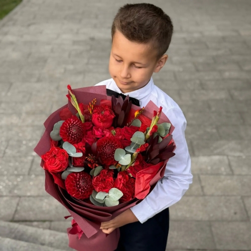 Букет с георгинами, розами и леукадендроном в Егорьевске