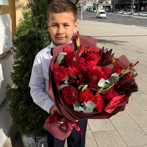 Букет с георгинами, розами и леукадендроном в Егорьевске