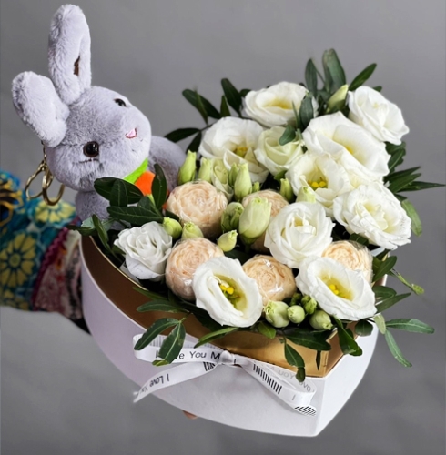 Композиция в коробке сердца из шоколадных пионов и эустом в Егорьевске