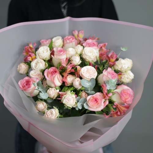 Букет "Розовый фламинго" из роз, альстромерии и эвкалипта в Егорьевске